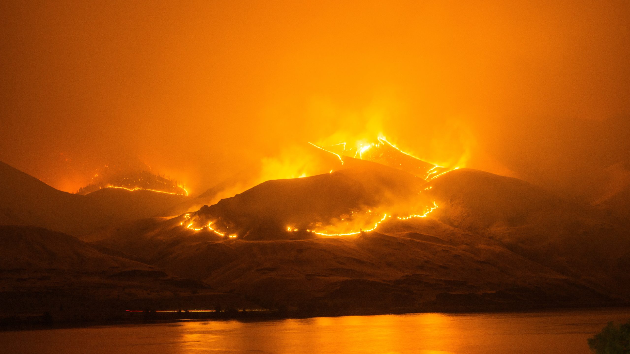 wildfire burn a mountainside